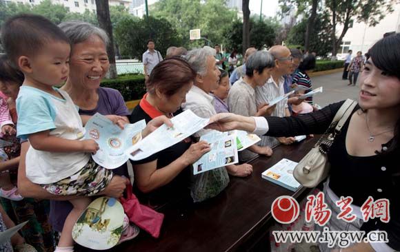 工作人員向市民發(fā)放環(huán)保知識(shí)讀本。