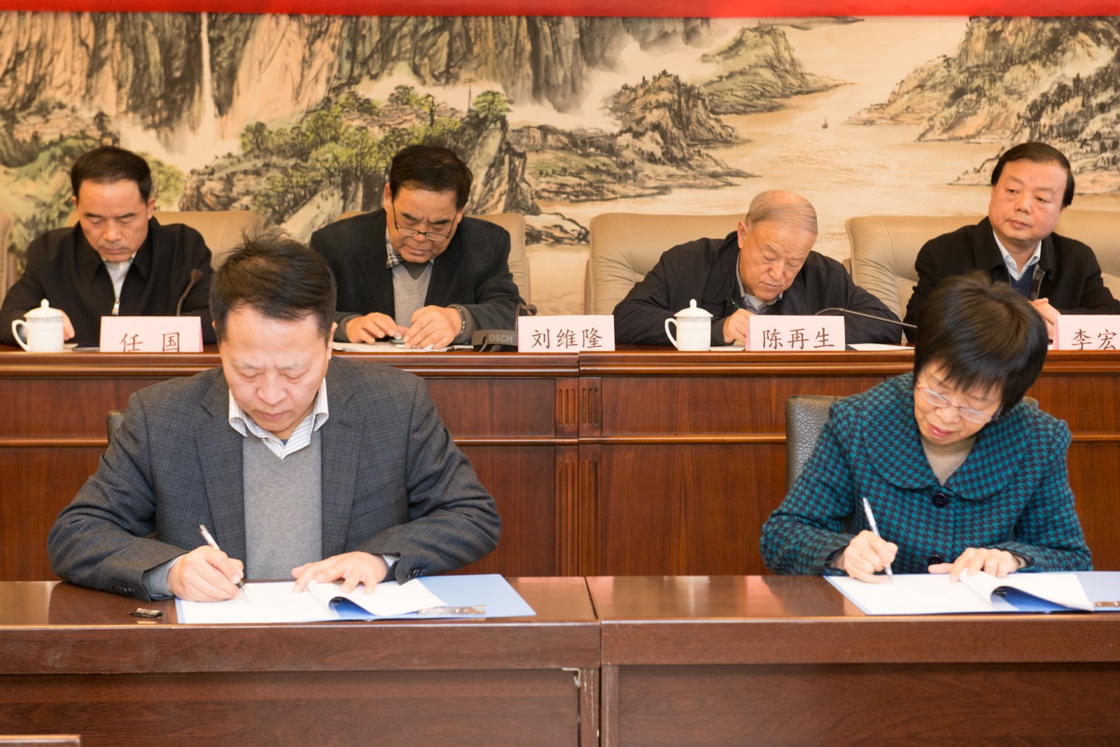2陜西環(huán)保集團與省慈善協(xié)會簽訂項目捐贈協(xié)議。.jpg