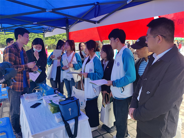 監(jiān)測公司參加“聯(lián)防聯(lián)控 群策群力 守護藍天”六五環(huán)境日主題宣傳活動3.jpg