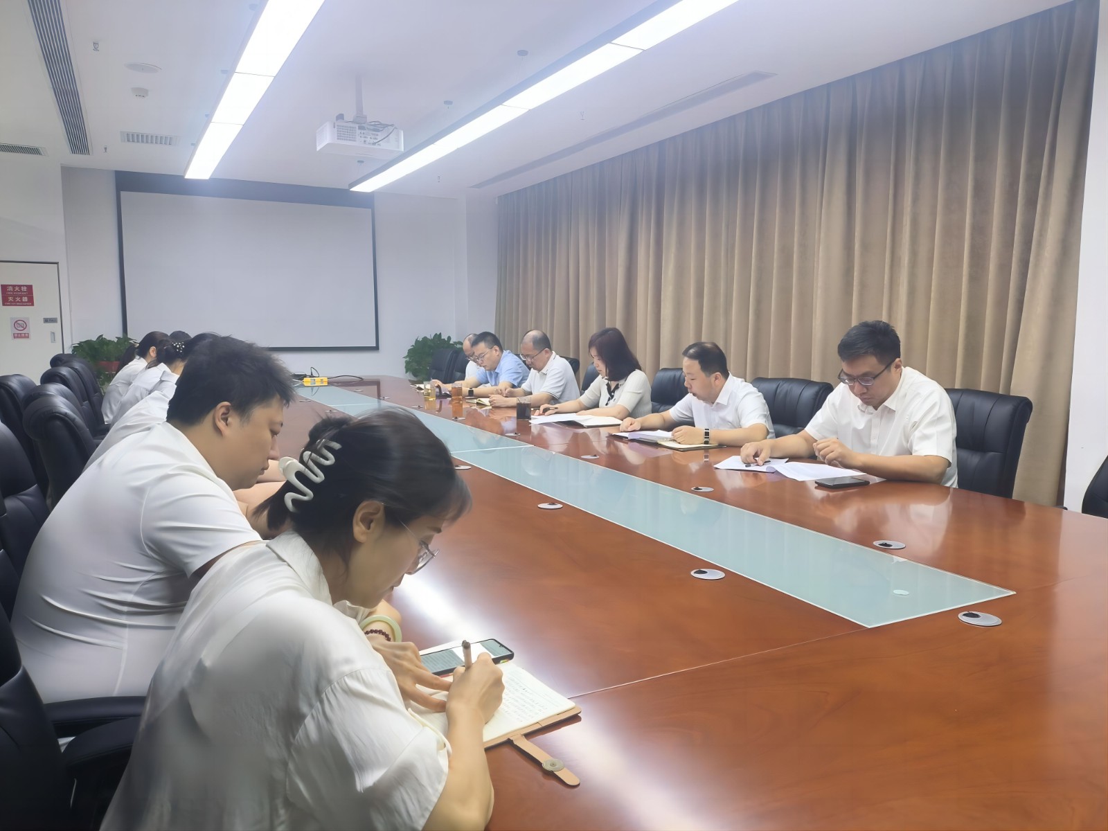 16916367654566950S0X.jpg 【智信公司召開傳達(dá)學(xué)習(xí)集團(tuán)“三個(gè)年”活動推進(jìn)會精神專題會議】.jpg