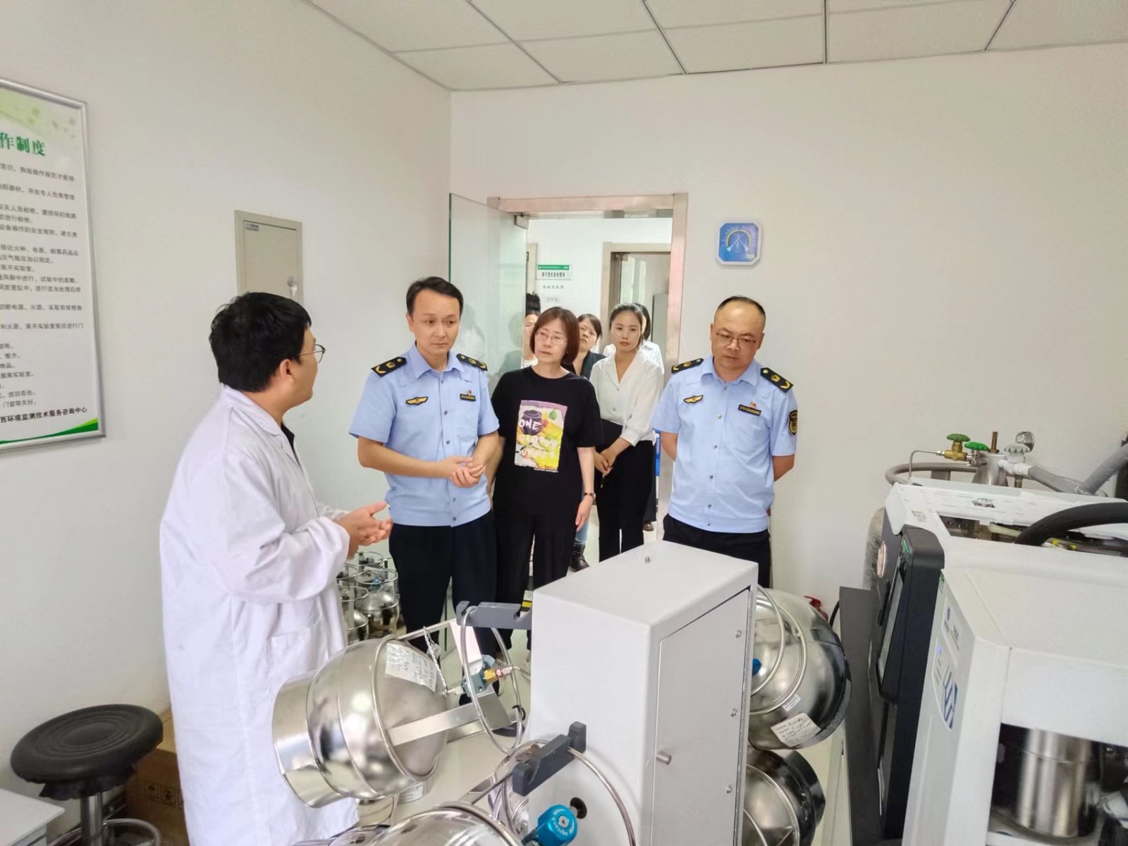 1695258901405630B9RP.jpg 監(jiān)測(cè)公司聯(lián)合西安市市場(chǎng)監(jiān)督管理局曲江新區(qū)分局開(kāi)展實(shí)驗(yàn)室開(kāi)放日活動(dòng)2.jpg
