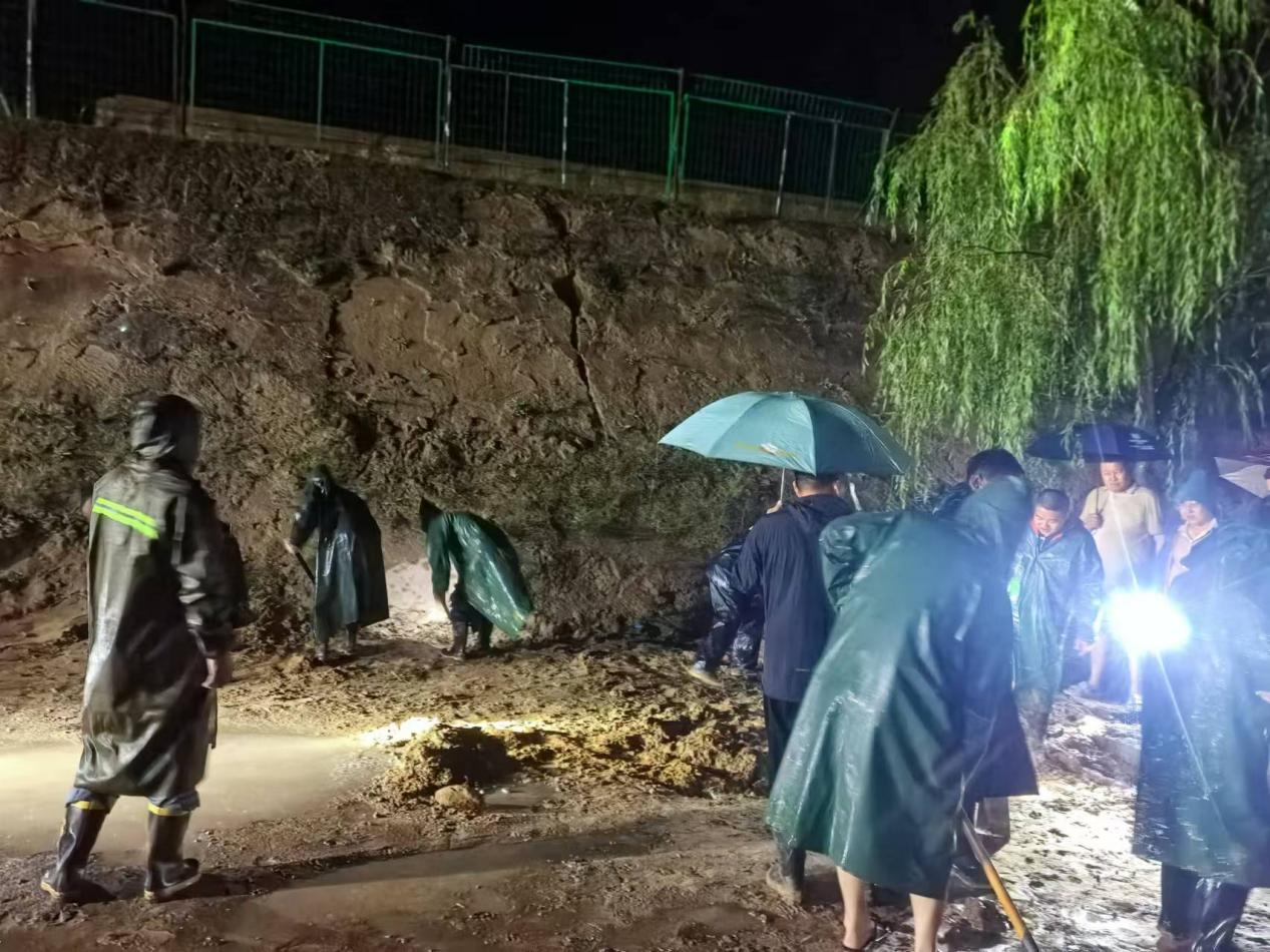 油氣工程公司王渠則站組織全員“戰(zhàn)暴雨、搶排險、保安全”.jpg
