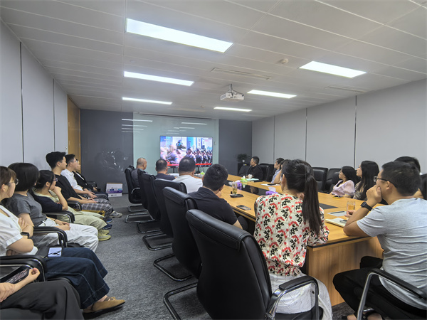 中蓉圣泰公司大會議室觀看9.3閱兵（1）.jpg