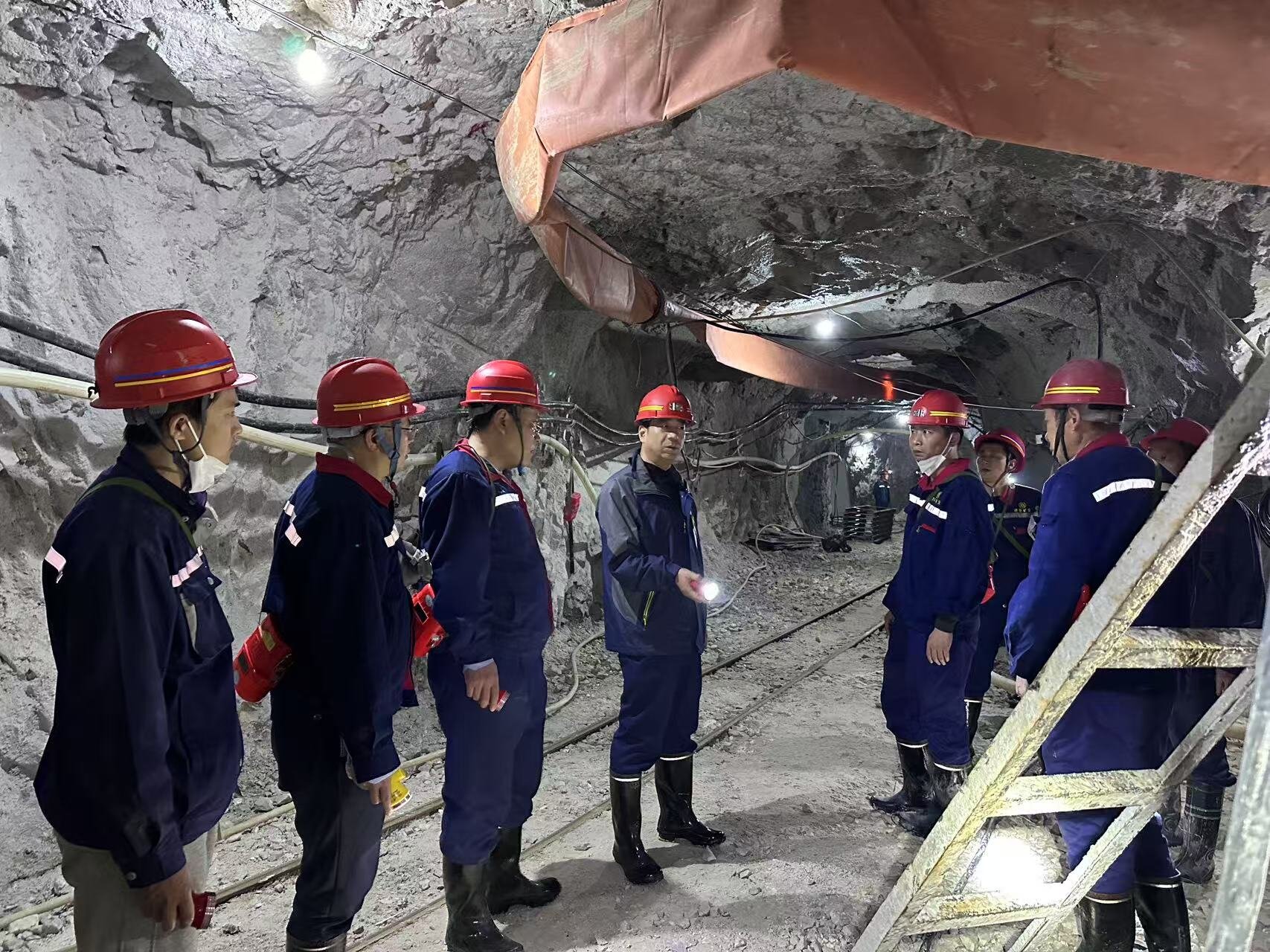 17684379573136567IHc.jpg 井下現(xiàn)場協(xié)調(diào).jpg
